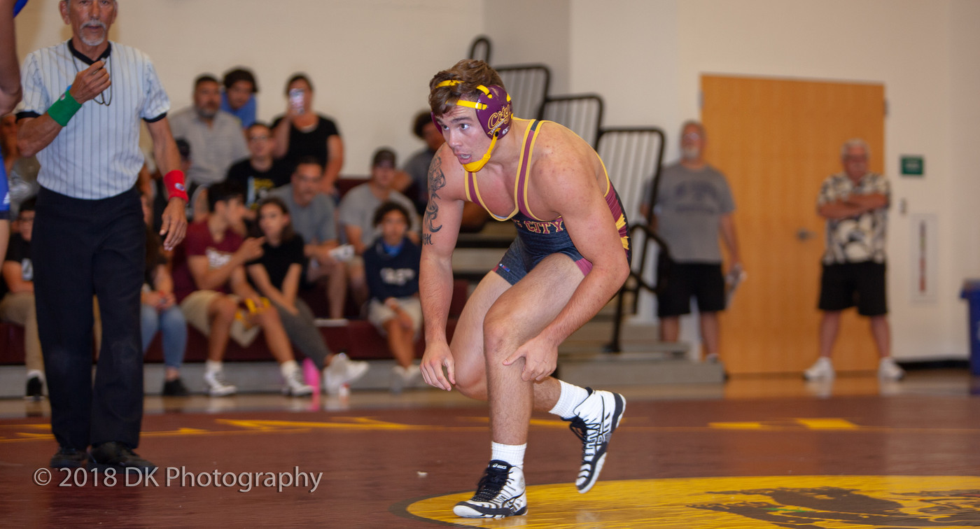 Wrestling goes 3-1 at the Bakersfield Duals to open up the season