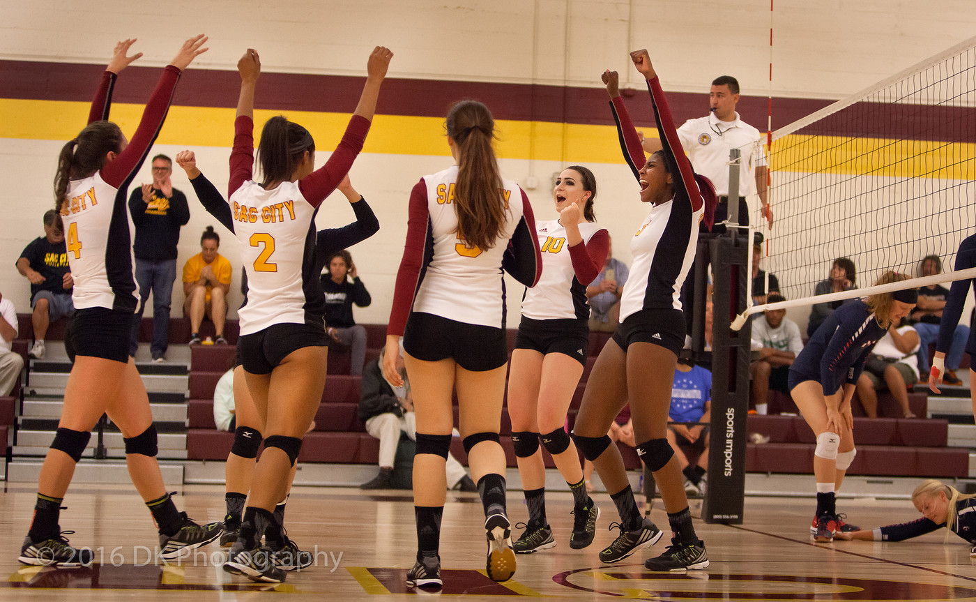 The Panthers beat the Vikings 3-1 (24-26, 25-10, 25-20, 25-11) on Friday