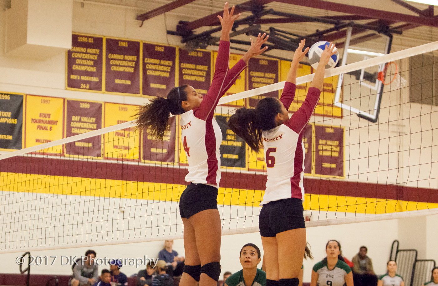 Volleyball sweeps the Vikings (25-23, 28-26, 25-21) on Friday night